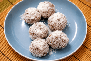 Paleo kókuszgolyó – puha, krémes és nem esik szét (bevált recept) paleo kókuszgolyó